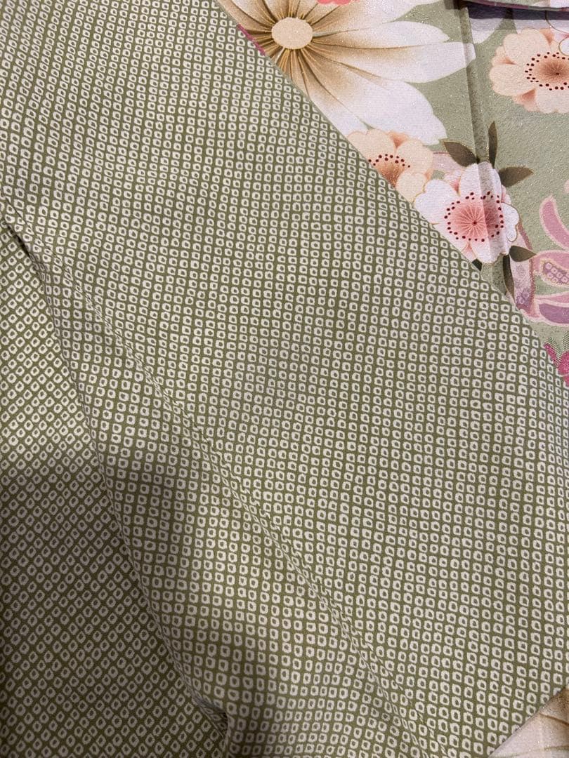 振袖 黄緑色地にお花模様