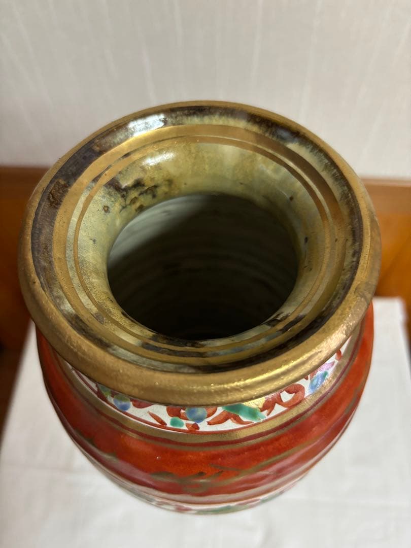 赤と白の花模様の陶器花瓶