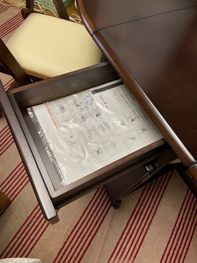 ダークブラウン楕円形ダイニングテーブルと椅子セット