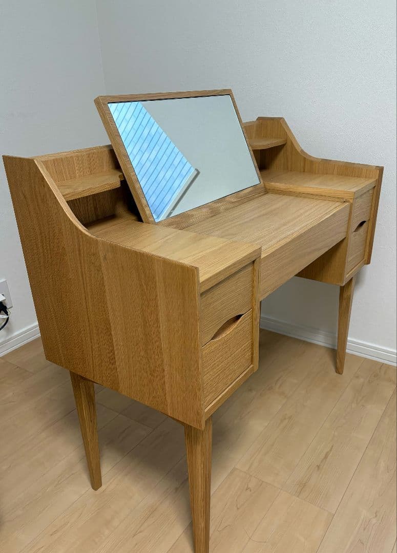 ウニコ SIGNE シグネ オーク材 ドレッサー 北欧スタイル 鏡台 unico(ウニコ)のSIGNE(シグネ)シリーズのドレッサーです。オーク材の