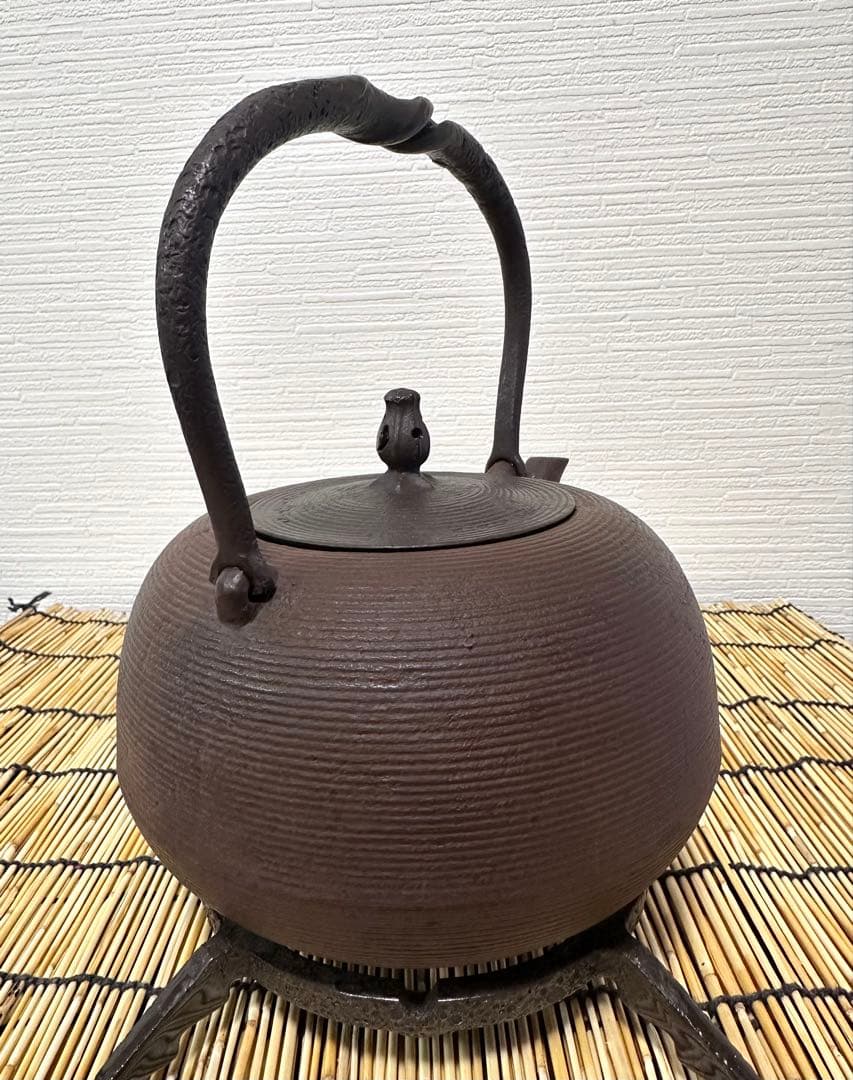 未使用品、供箱付　南部鉄器伝統工芸士　佐藤勝芳南部宝寿堂　姥口糸目　南部鉄瓶