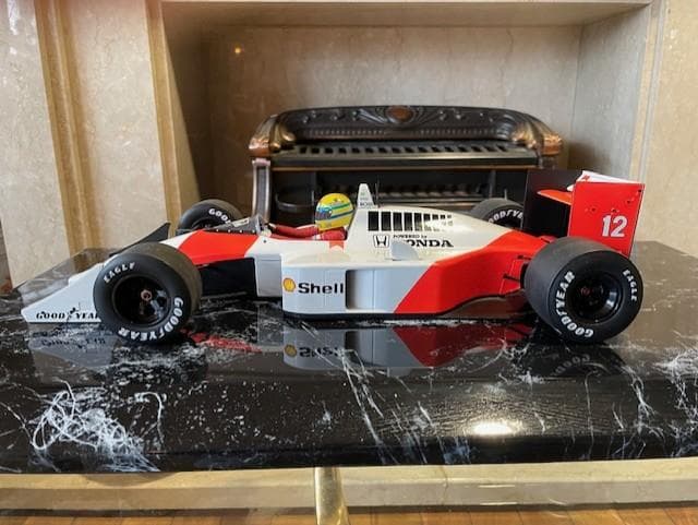 ロボット McLaren MP4/4 Ayrton Senna 1988