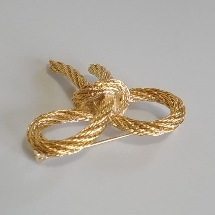 クリスチャンディオールリボン型ブローチ オンライン アウト