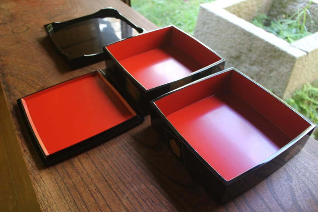デッドストック！上質内朱黒漆に優美な梅蒔絵の映える台付二段重（検輪島塗重箱お重