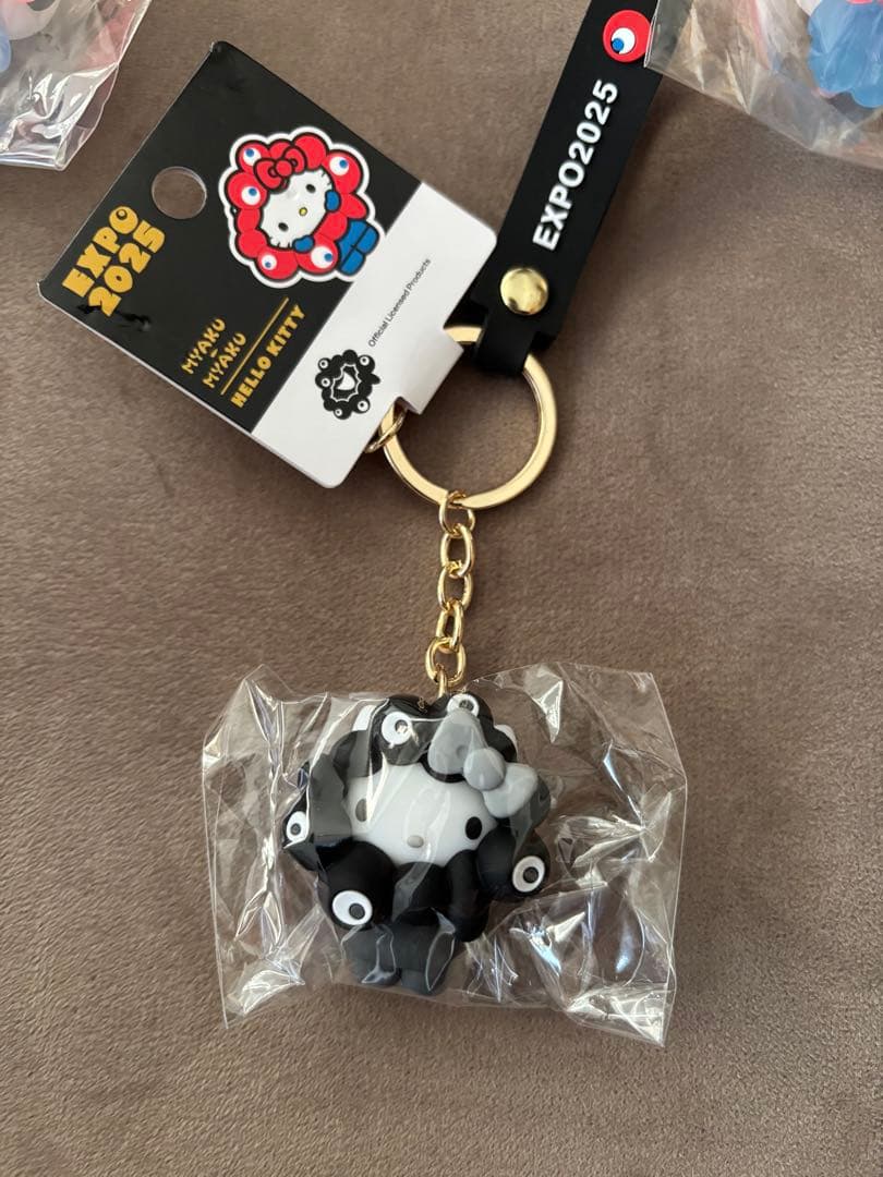 大阪関西万博 サンリオ 黒ミャクミャクなりきり立体キーホルダー 黒キティ