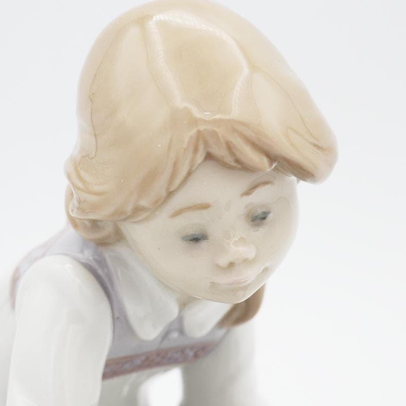 リヤドロ 5595 こっそりお外へ 仔犬 スペイン 少女 フィギュリン