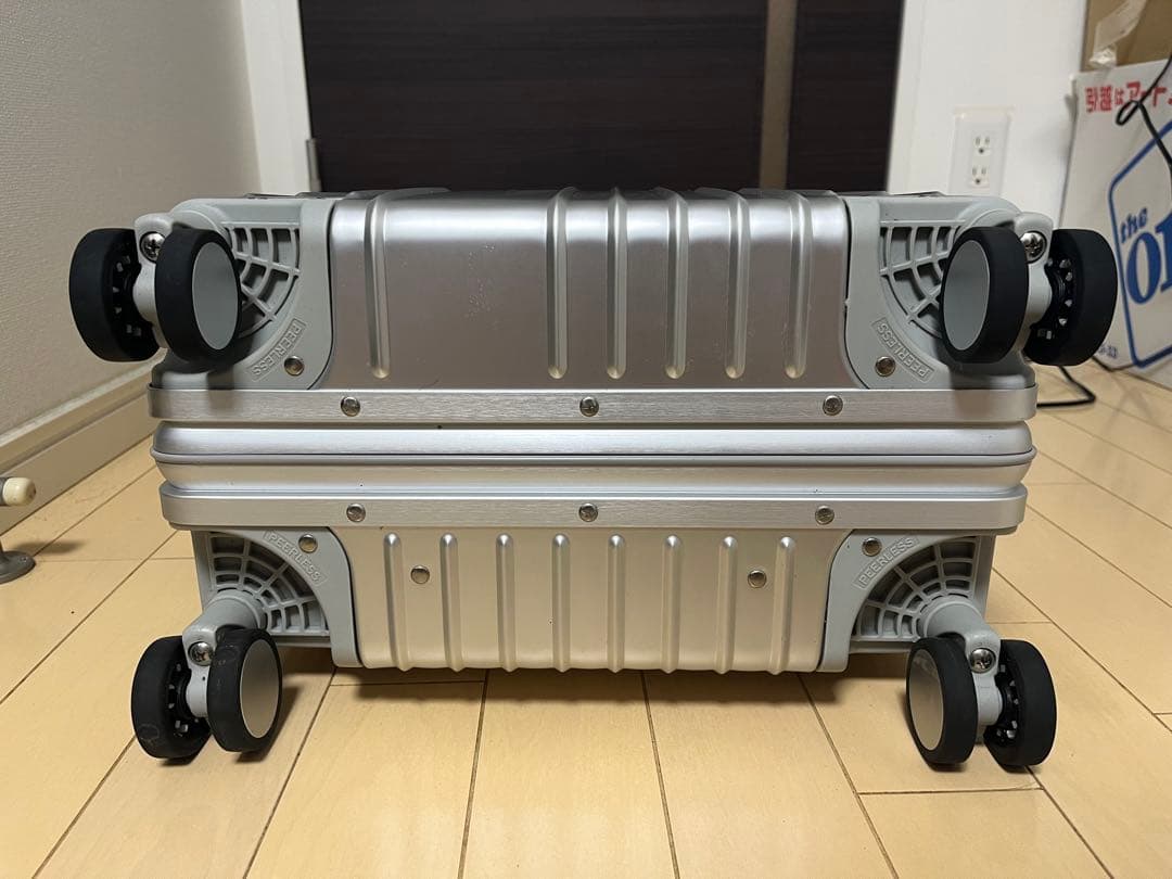 INV8111 シルバー キャリーケース 36L