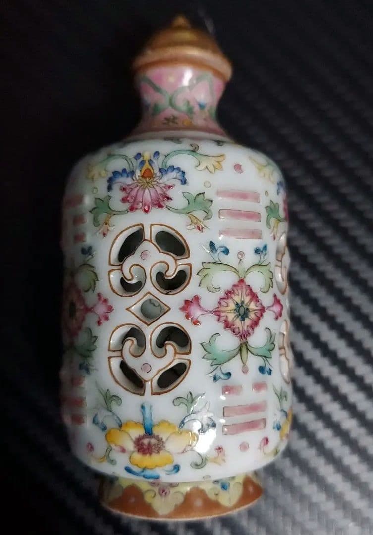 鼻煙壺 乾隆年製 手描 極細工 透かし彫りと転芯