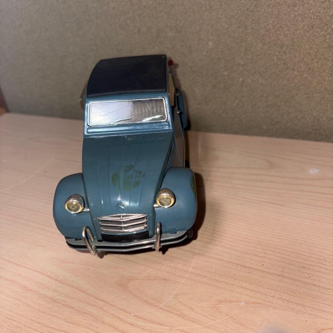 フランス製シトロエン自動車だと思います。