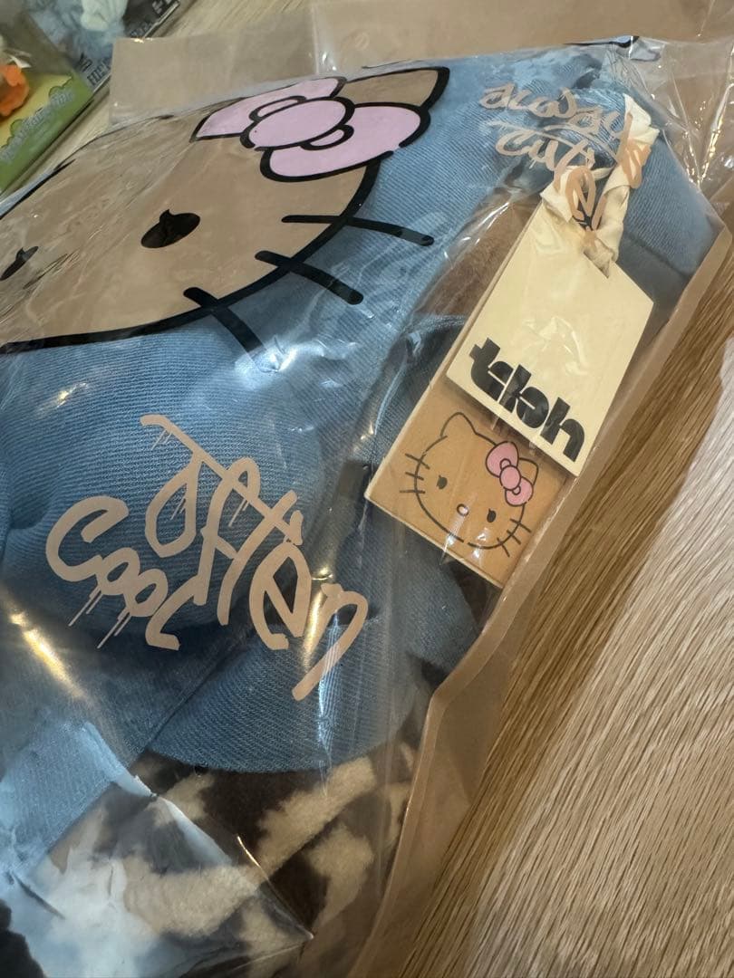 ハローキティ日焼 Hello Kitty tbh 海外限定 トラベルブランケット