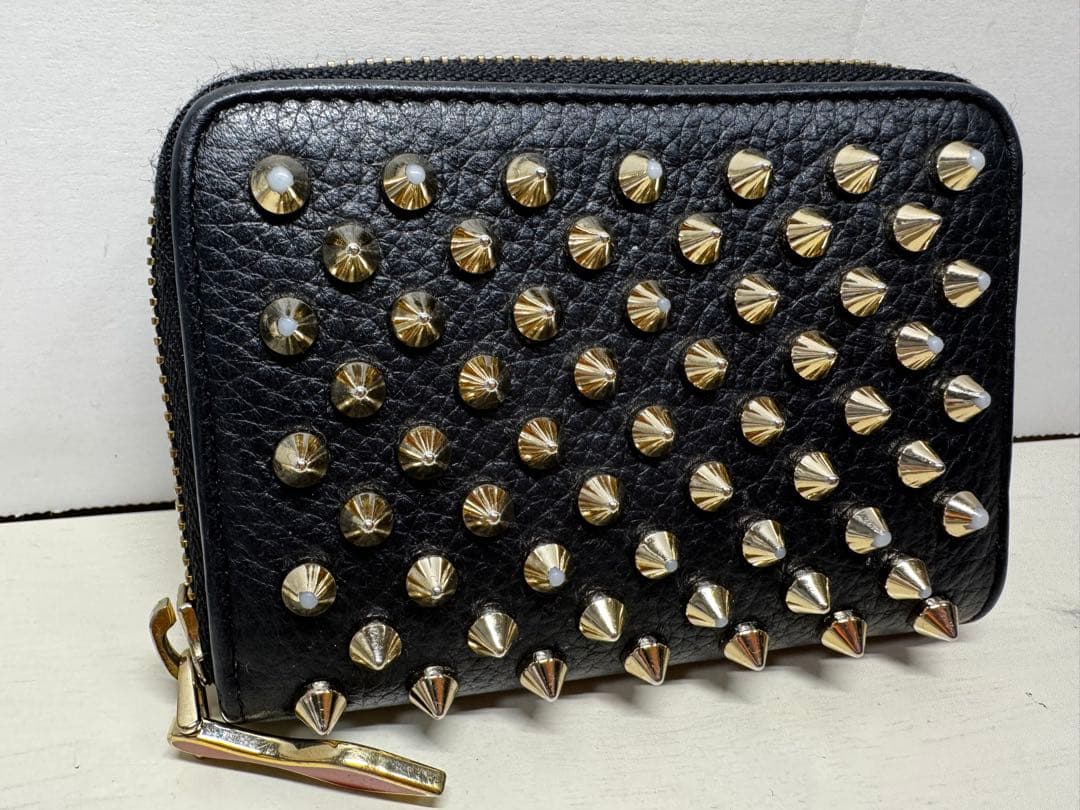 クリスチャンルブタン　スタッズ付き黒レザーケース