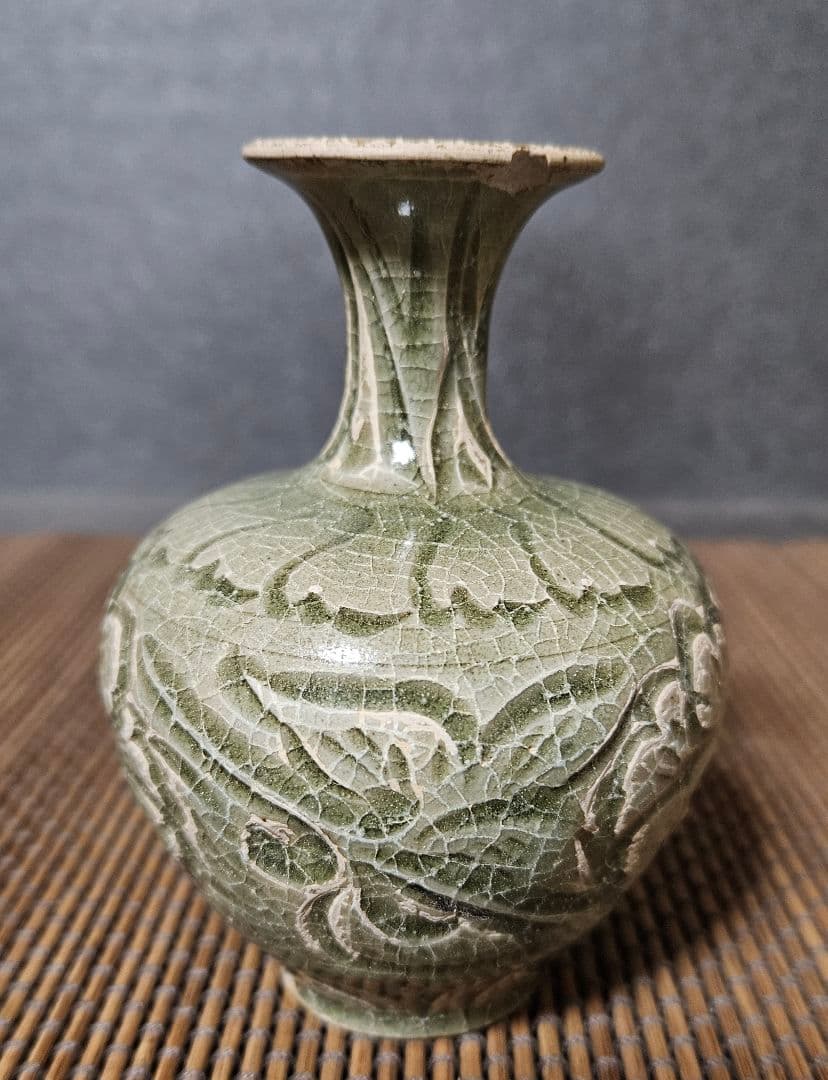 中国古美術　中国古陶磁器　中国古玩　耀州窯　青磁　陰刻　草花文様　小瓶　小壺