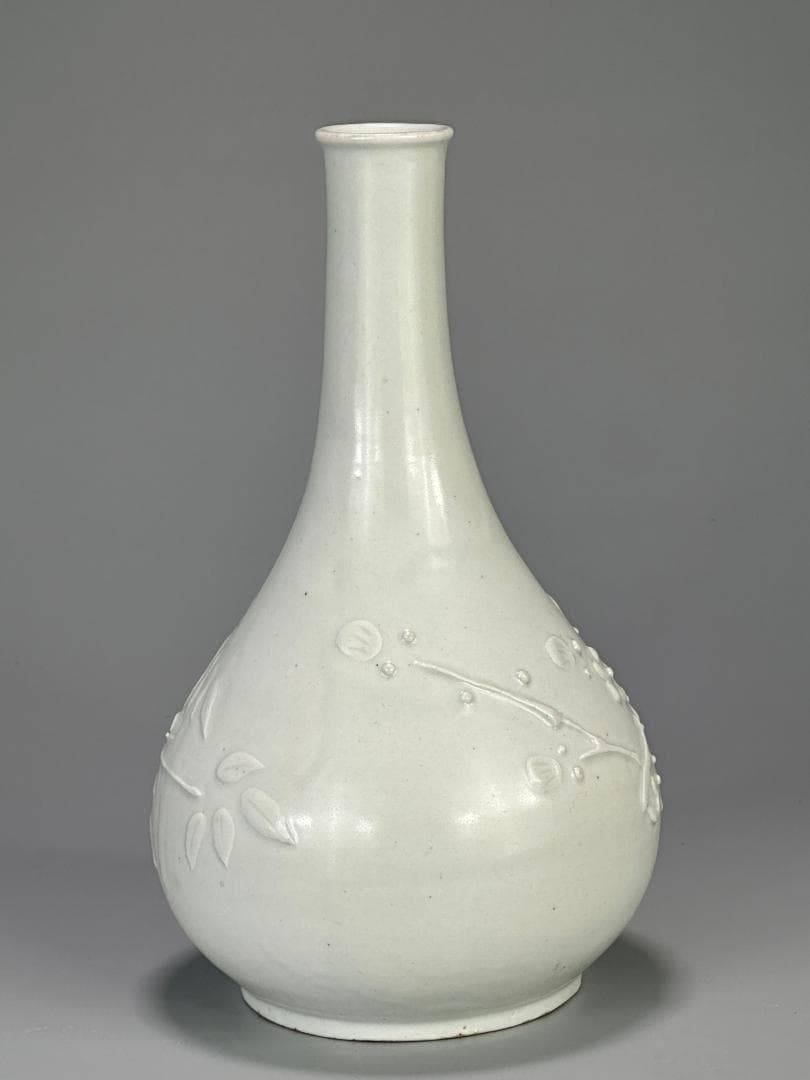 韓国美術　李朝時代　李朝　白磁　陽刻　竹　梅文　鶴首瓶　花器　花瓶　朝鮮古陶磁