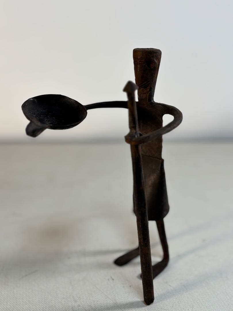 アンティーク 金属製人型キャンドルホルダー　盾と槍付き