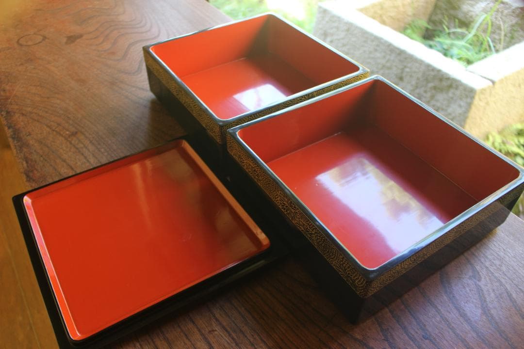 デッドストック！上質内朱黒漆に極上菊沈金の映える台付輪島塗二段重（検重箱お重