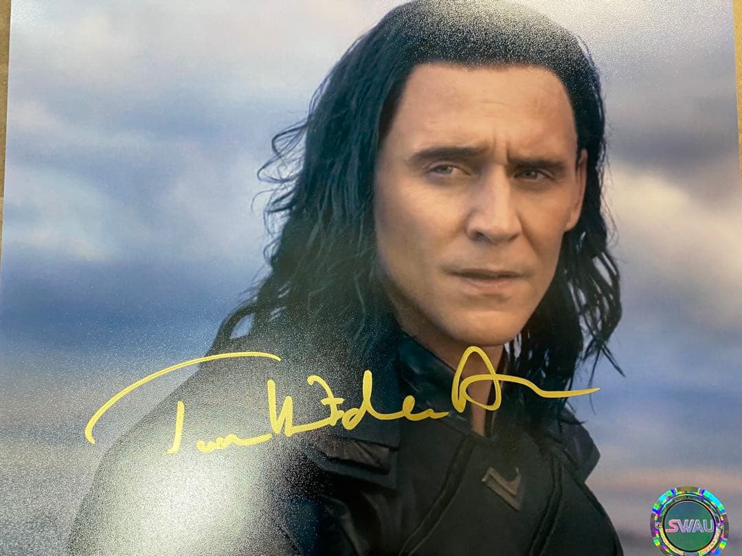 トム・ヒドルストン　直筆サイン