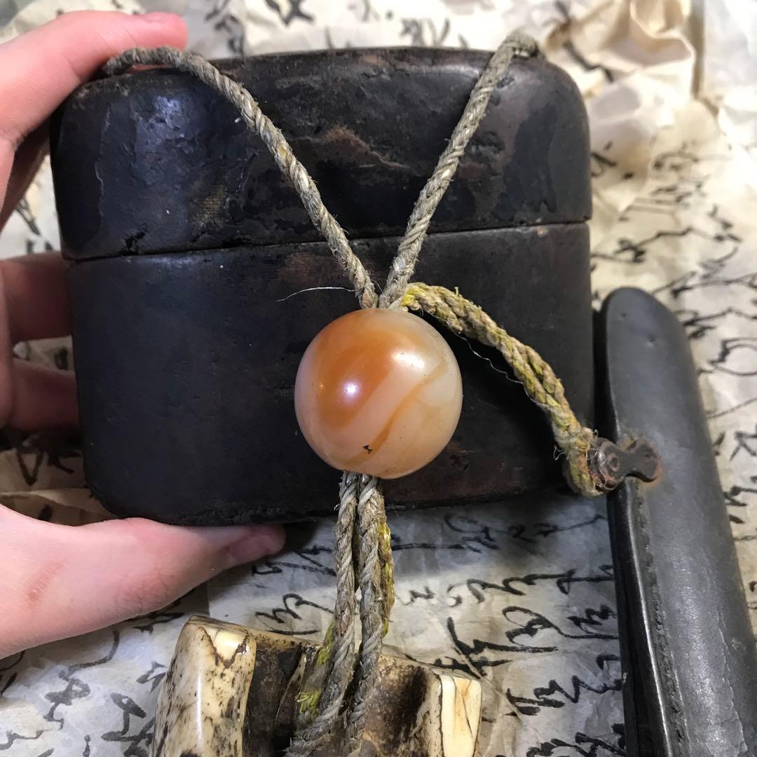 獣牙　根付　呪物　ニホンオオカミ　熊　煙草入れ　キセル　漆　緒締め　玉　メノウ