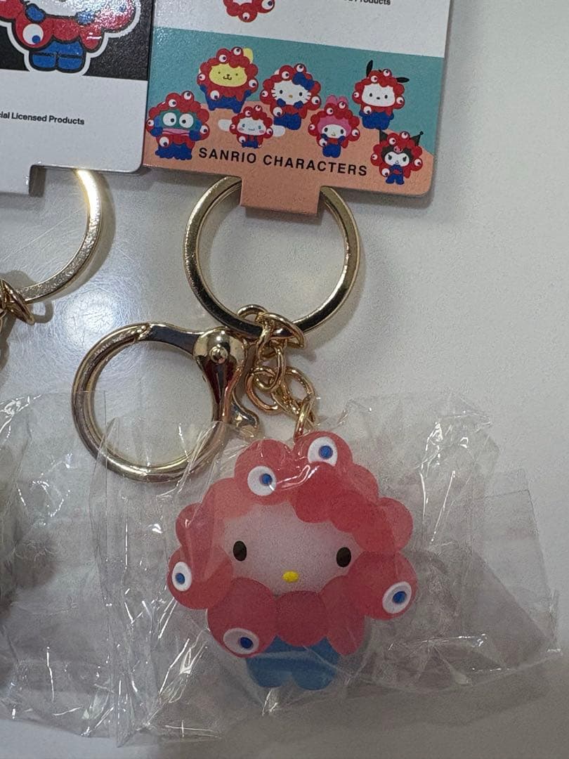 万博 サンリオ 黒ミャクミャクなりきりキーホルダー ハローキティ　クリア