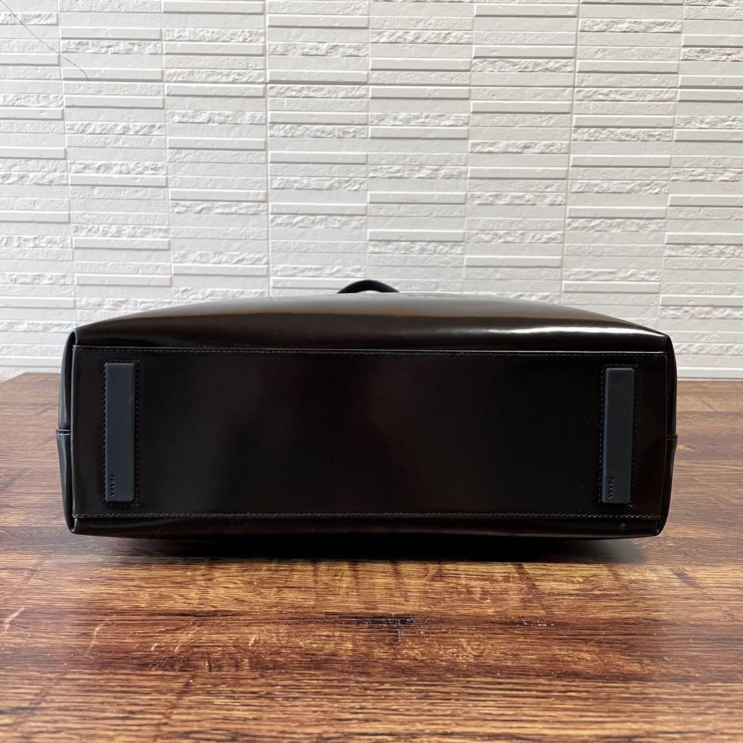 良品 プラダ エナメル パテントレザー ハンド バッグ ダークブラウン.