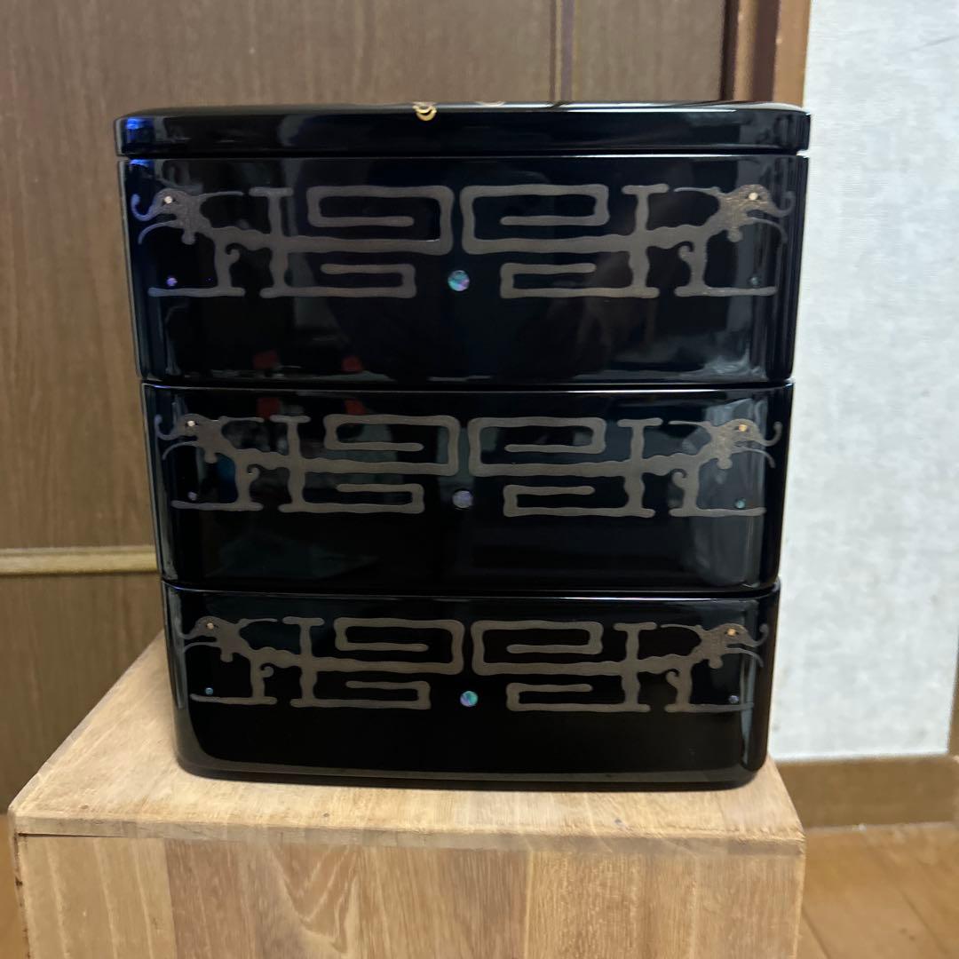 伝統的な輪島塗　黒漆の3段重箱と重台のセット