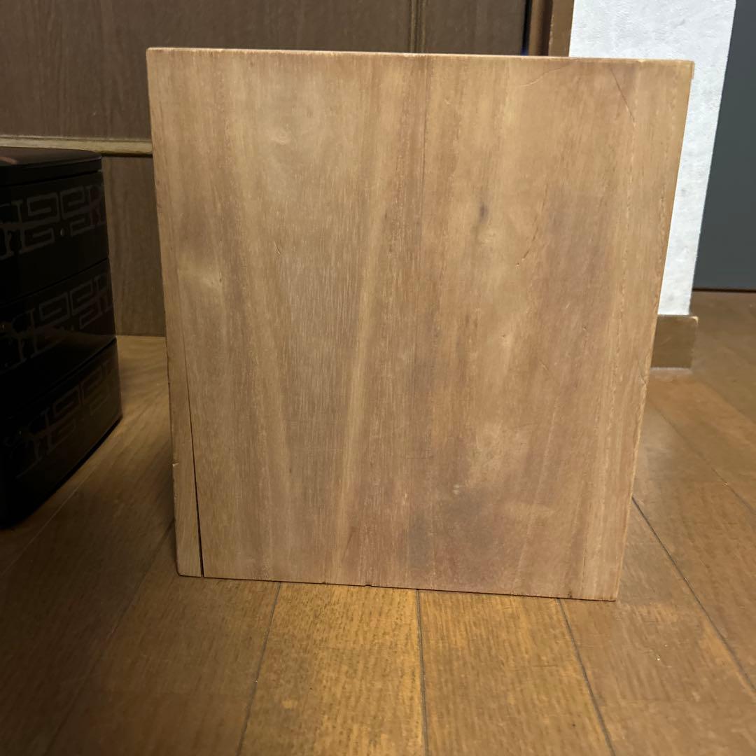 伝統的な輪島塗　黒漆の3段重箱と重台のセット