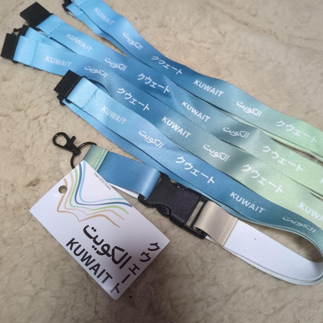 クウェート 万博限定 ピンバッチ2つと 大人気の首からかけるストラップ4本