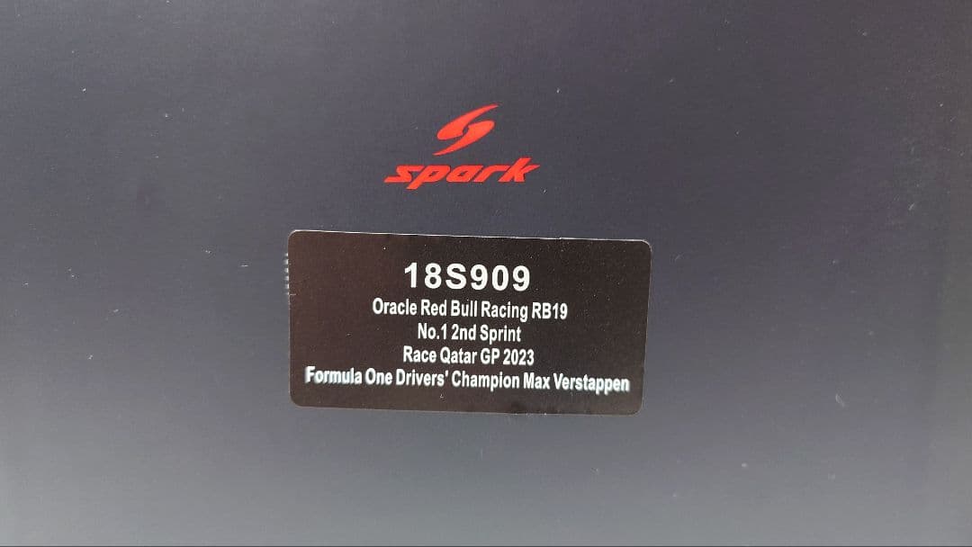 ミニカー Red Bull Racing RB19 Max Verstappen