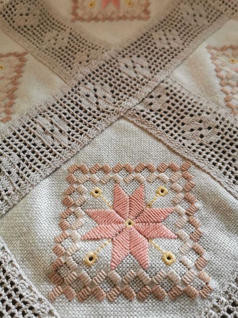 アンティーク北欧 コーラルピンクハーダンガー刺繍＆ベージュクロシェ