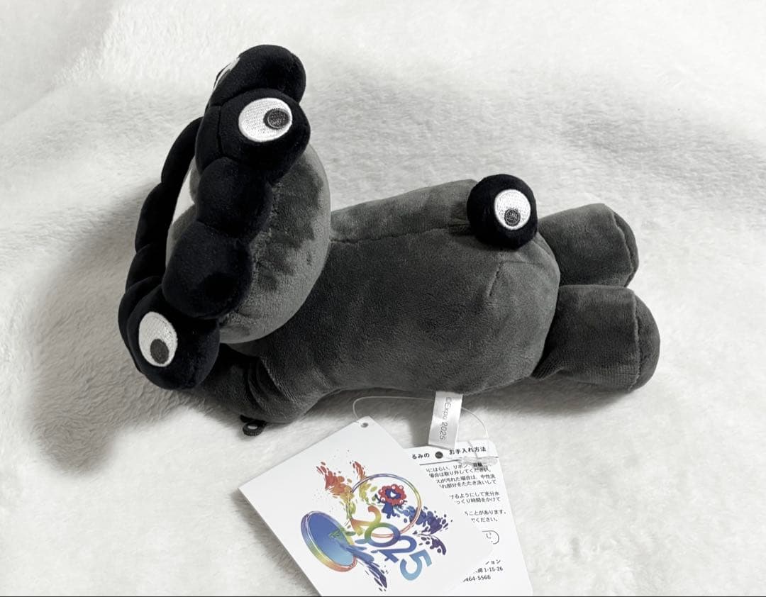 黒ミャクミャク 這い型ぬいぐるみ S 寝そべりぬいぐるみ 万博 会場限定