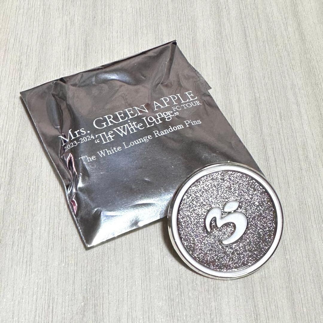 Mrs. GREEN APPLE ホワイトラウンジ ピンバッジ H - メルカリ