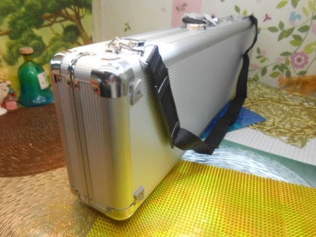 新品未使用(送料無料)11.980円沖縄三線専用肩紐付き一丁入アルミハードケース