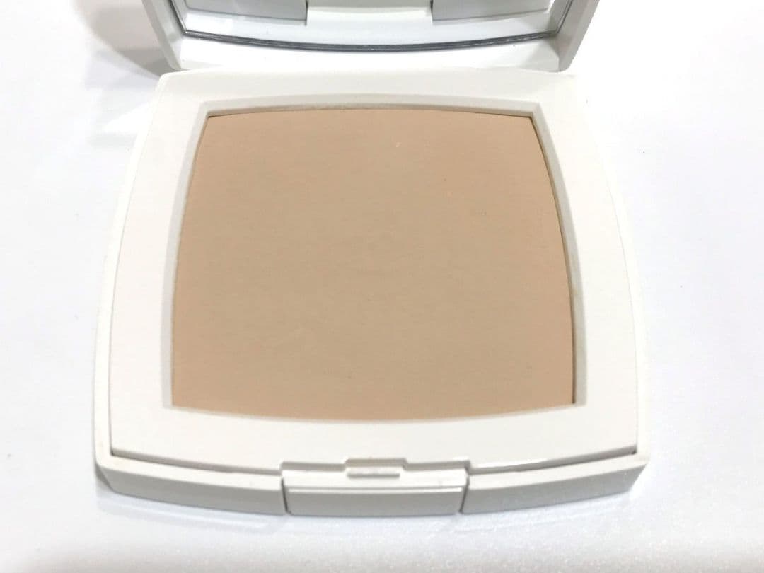 シャネル ファンデーション ベース ル ブラン コンパクト ラディアンス 20
