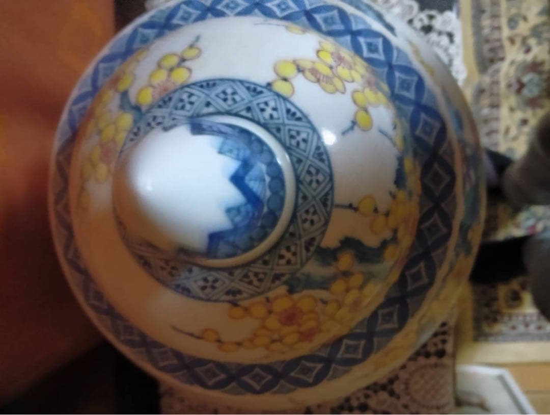 伊万里焼 花と植物の装飾 蓋付き壺