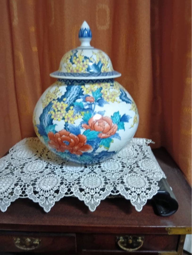 伊万里焼 花と植物の装飾 蓋付き壺