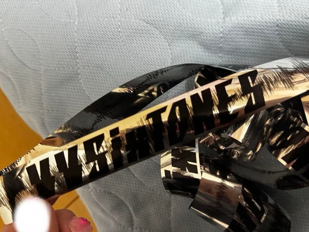 SixTONES 落下物　銀テ