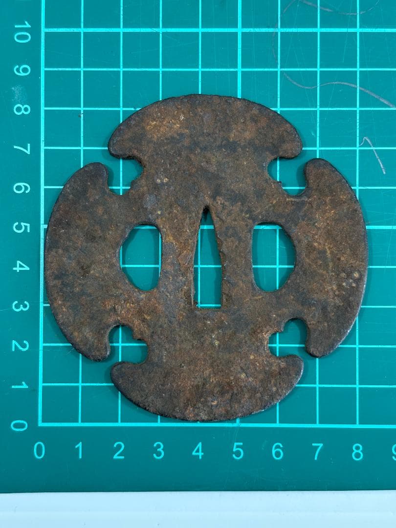 鍔(つば)　鉄製　無銘　木瓜形　日本刀　アンティーク