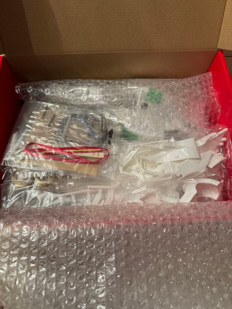 未組立　MFH製の412 T2プラモデルキット、詳細なパーツと説明書付き。