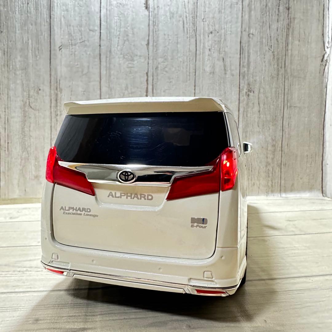 1/18 トヨタ アルファード ホワイト 電動ドア付き　ダイキャスト　ミニカー