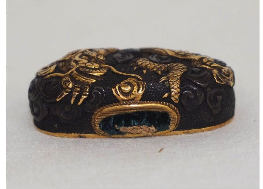 送料無料　コレクター放出品　時代物　金象嵌龍文彫　縁頭　刀装具　木箱付