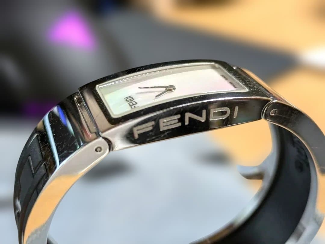 FENDI フェンディ バングルウォッチ ホワイトシェル 3250L