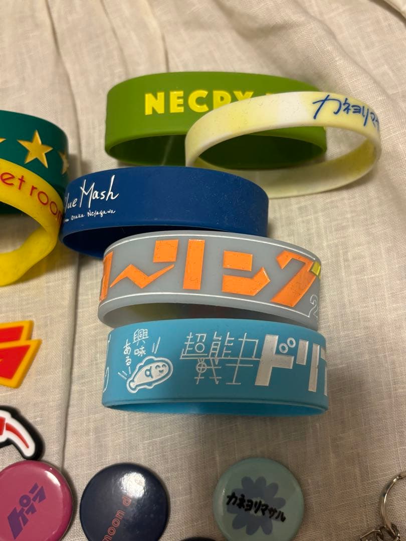 邦ロック バンド グッズ ラバーバンド キーホルダー 缶バッジ - メルカリ