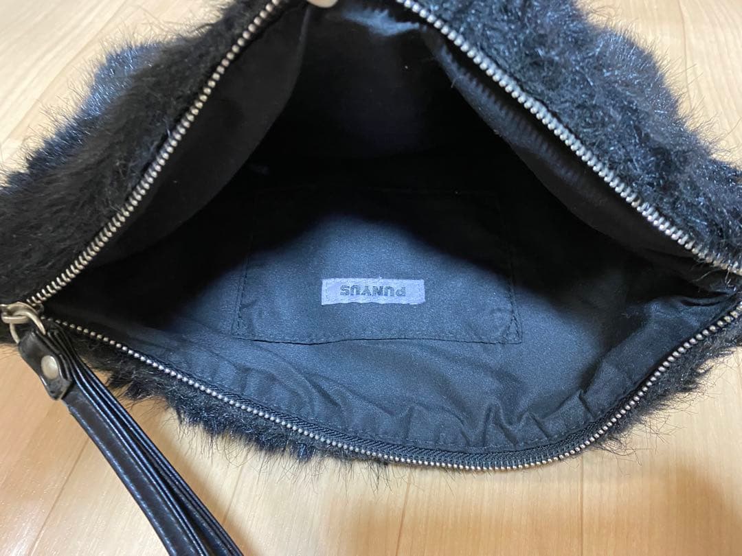 PUNYUS フェイクファークラッチバッグ 黒 - メルカリ