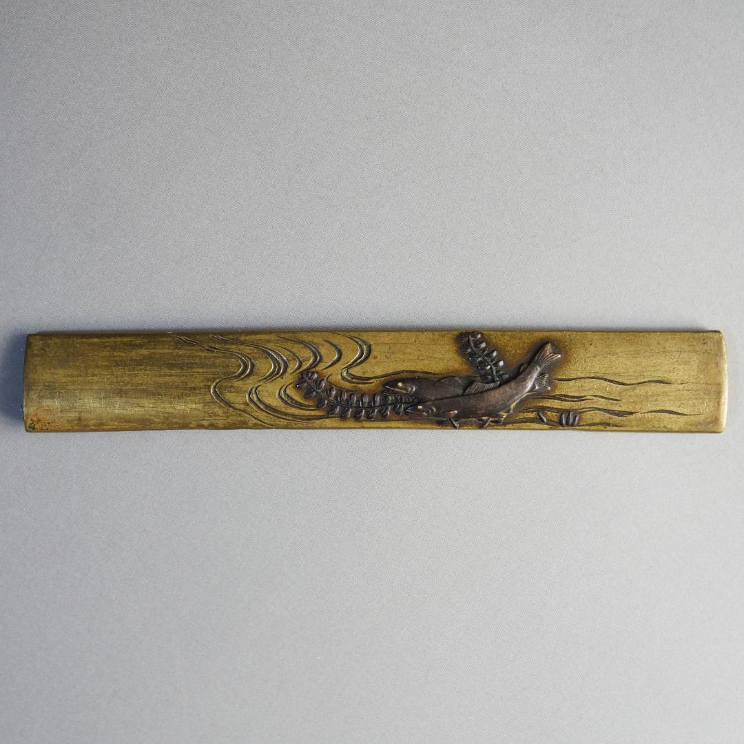 【 在銘 政利 真鍮地 象嵌 片切彫 水草に双鮎図小柄 】 鍔 鐔 小柄 刀装具