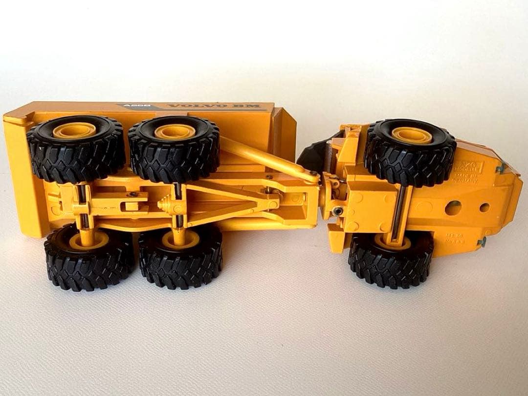 Volvoミニカー　ボルボアーティキュレートダンプ1991年　NZG1:50絶版