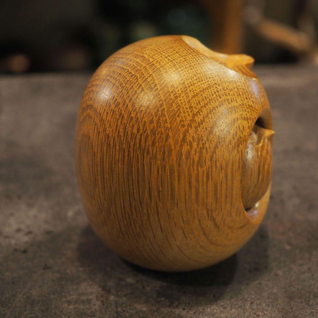 しゃがみ込むエクボのある子供像箱付き