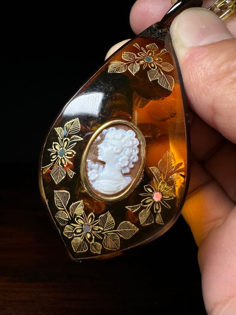 カメオ　琥珀ペンダント　鼈甲　首飾り　作家物　金彩 akubixy_ak0799