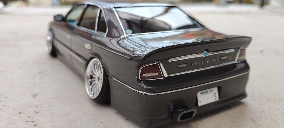 ローダウンセダンモデル グレー 1/18