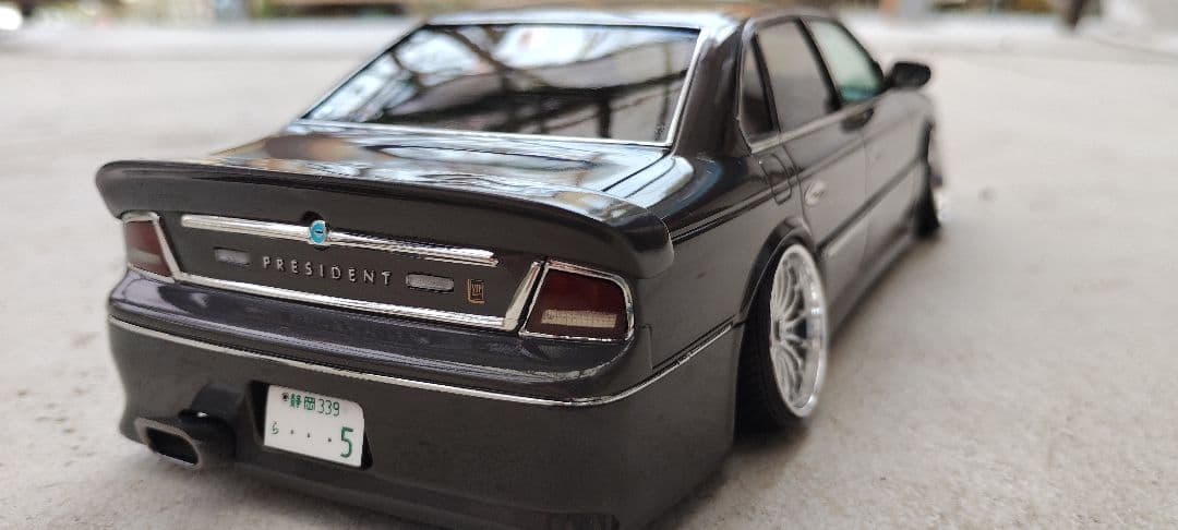 ローダウンセダンモデル グレー 1/18