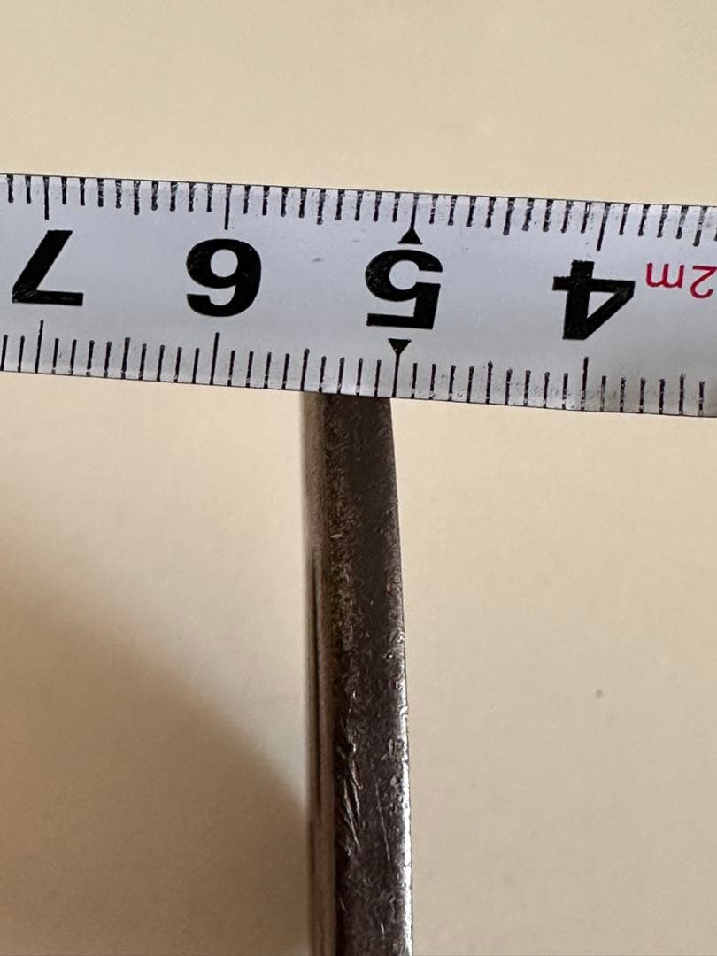 鉄地　丸形　松文彫り鍔　直径約7.8cm 厚4mm 重さ135g 木箱付2572