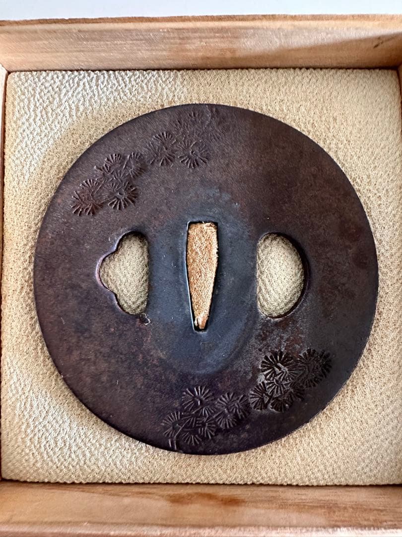鉄地　丸形　松文彫り鍔　直径約7.8cm 厚4mm 重さ135g 木箱付2572
